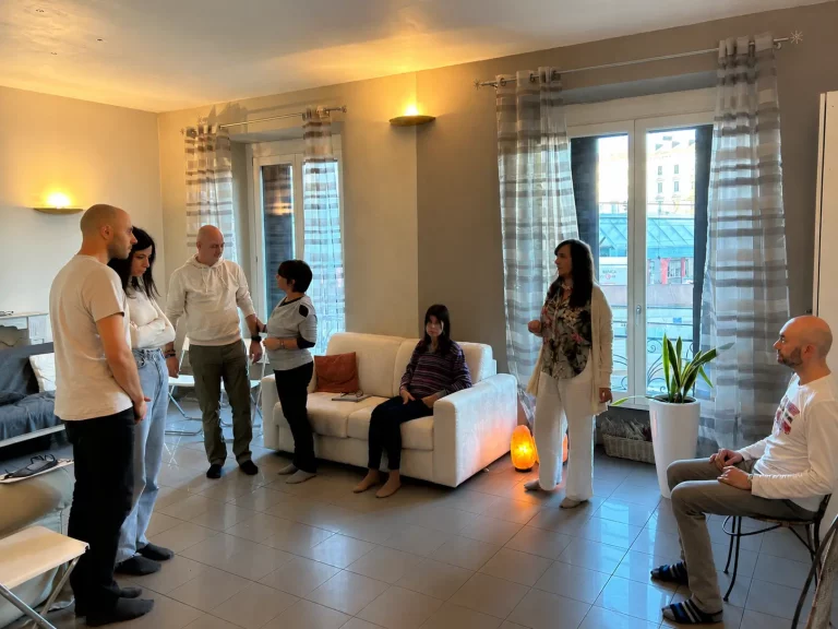 Costellazione familiare di gruppo con rappresentanti durante un seminario esperienziale