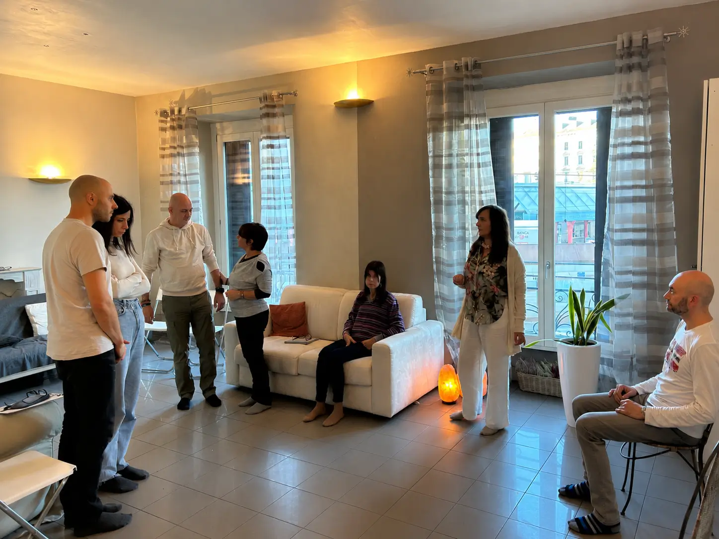Costellazione familiare di gruppo con rappresentanti durante un seminario esperienziale