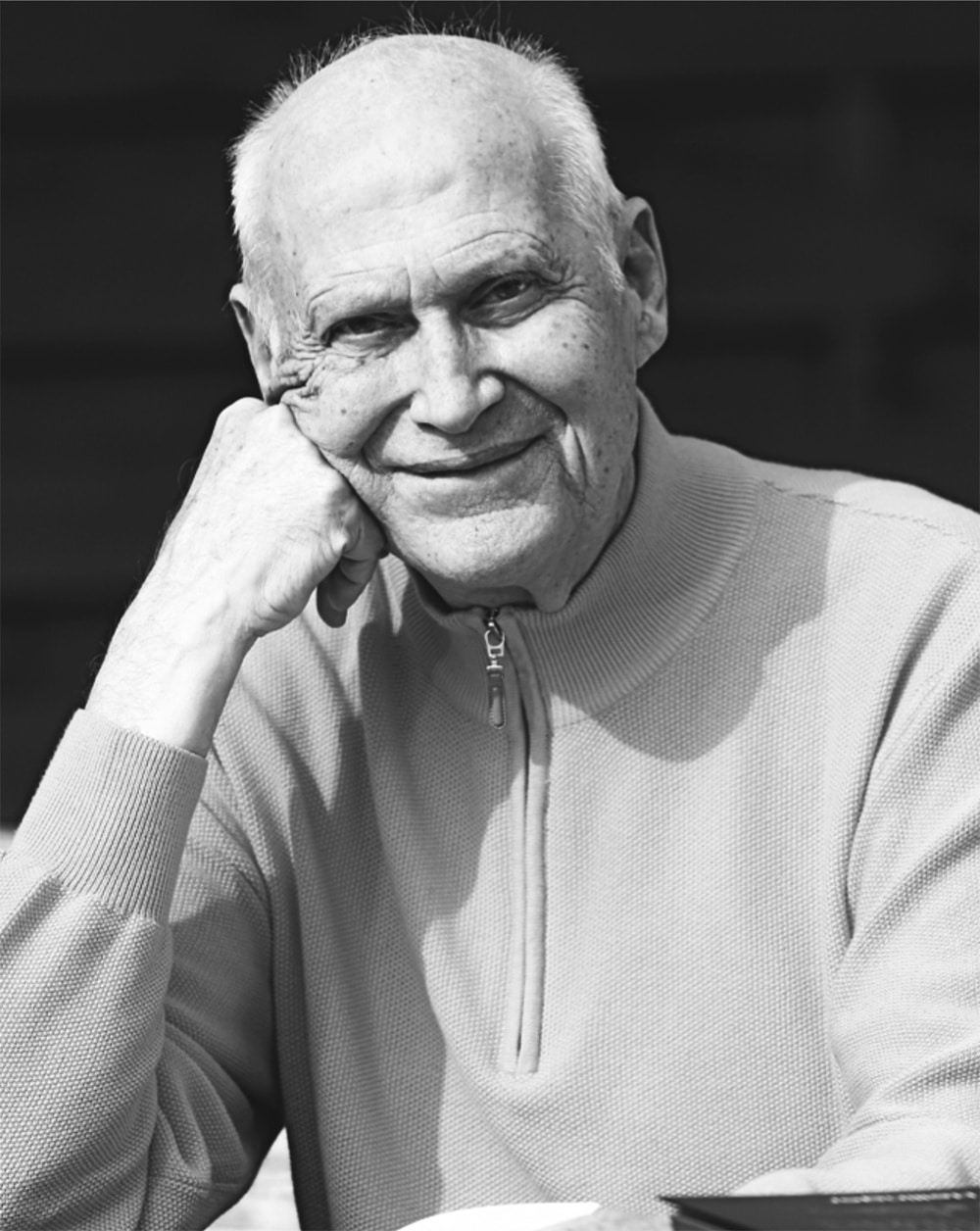 Bert Hellinger, fondatore delle Costellazioni Familiari, ritratto in un momento di sorriso e benevolenza profonda.