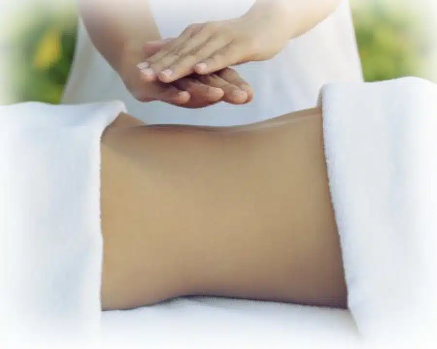donna che pratica reiki ad un'altra