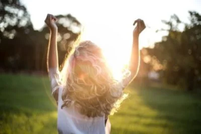 ragazza guarda il sole