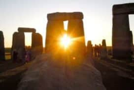 Stonehenge illuminato dal sole al tramonto durante un incontro dedicato ai Portali della Vita