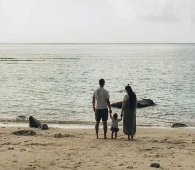 famiglia guarda il mare