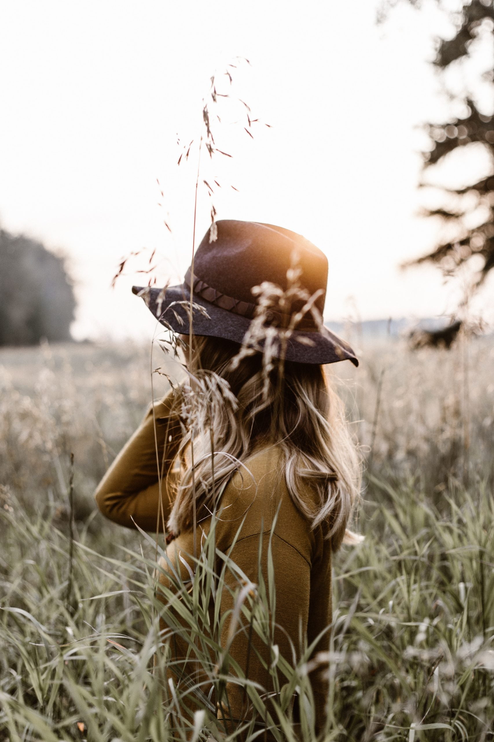 ragazza in un campo