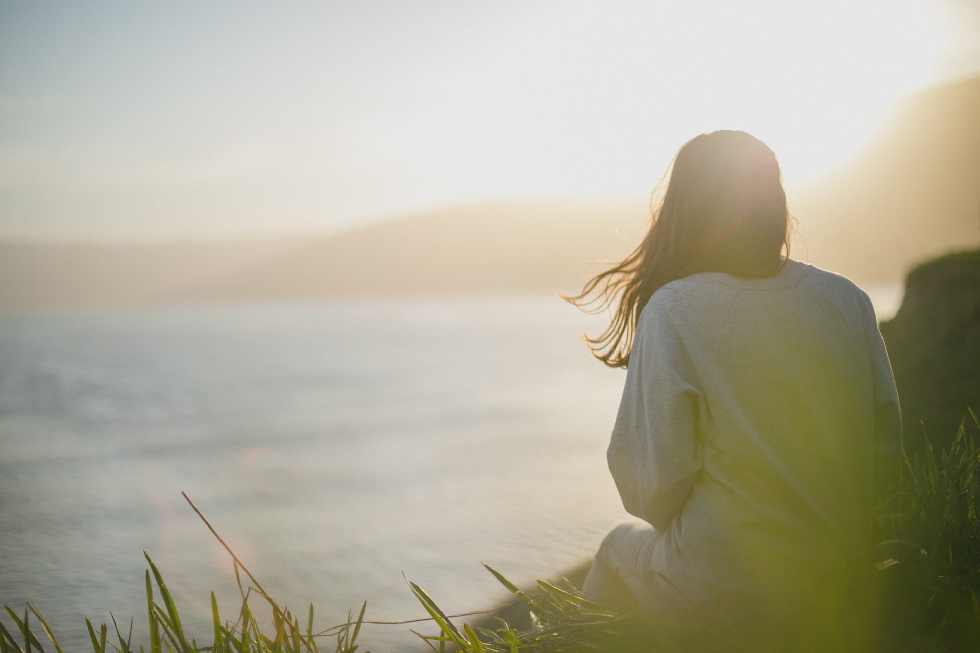 una ragazza guarda l'orizzonte