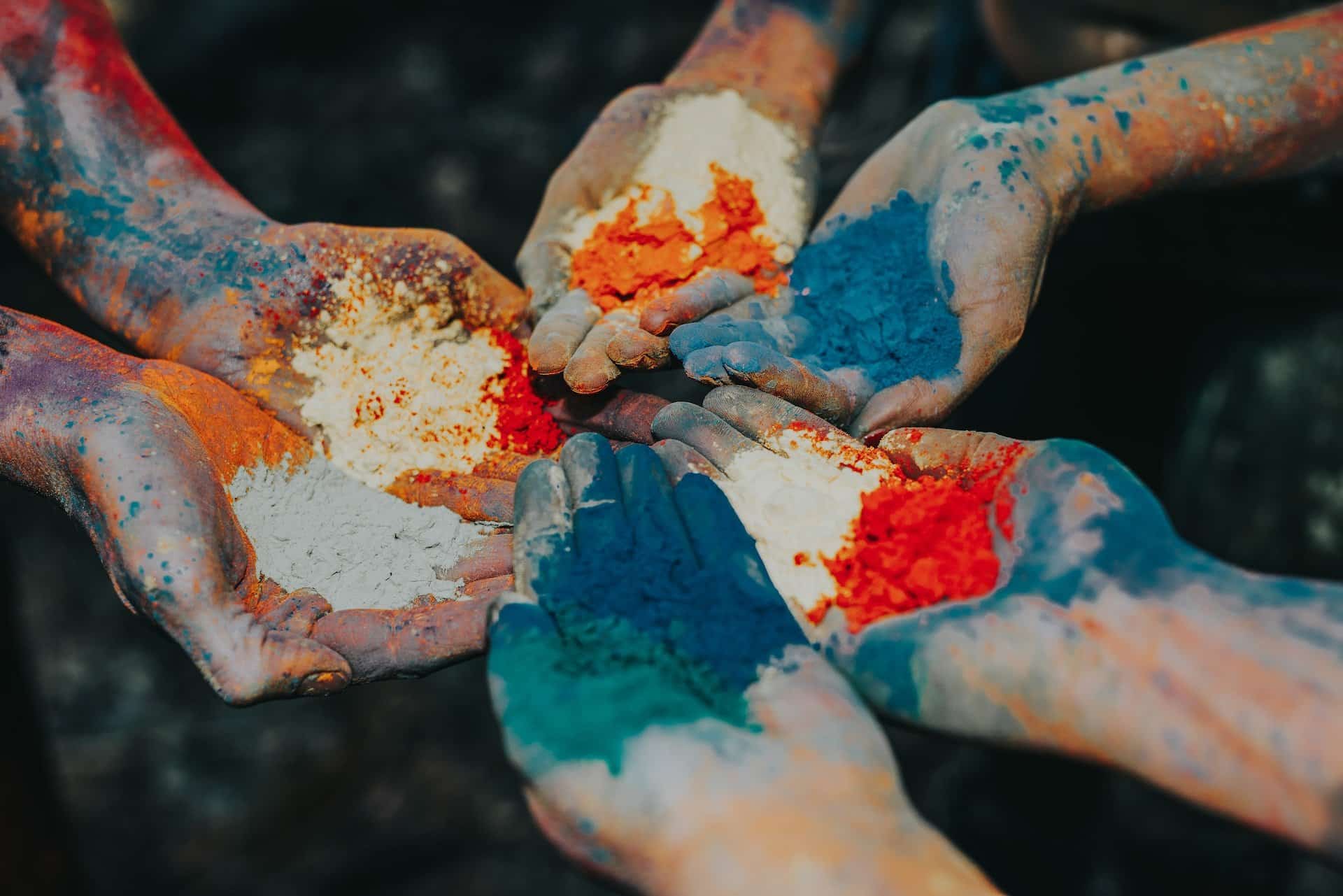 Mani sporche di colore, a significare gruppo che lavora con l'arte