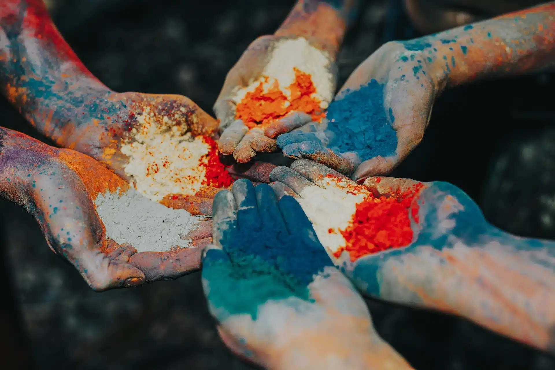 Mani sporche di colore, a significare gruppo che lavora con l'arte