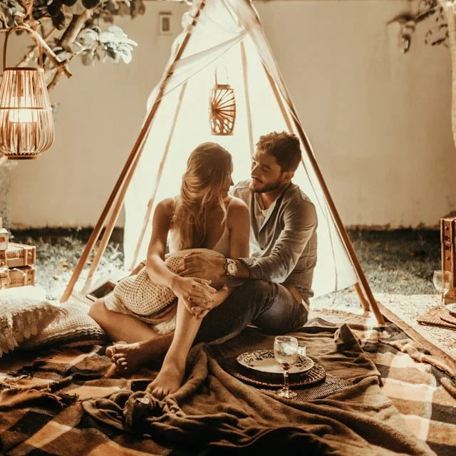 coppia sotto la tenda sorride