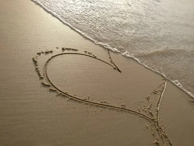 Cuore scritto nella sabbia