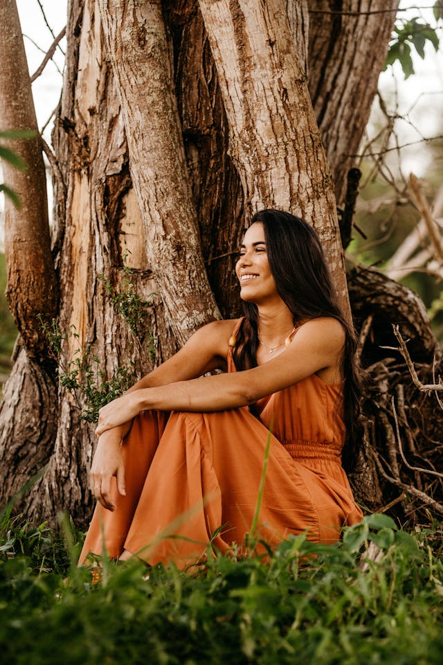 ragazza ai piedi dell'albero