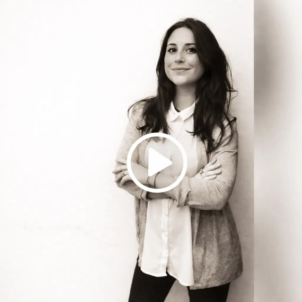 Greta Galimberti, psicologa e psicoterapeuta, sorride davanti a una parete chiara mentre condivide la sua esperienza sul corso di costellazioni familiari Nuove Vie.