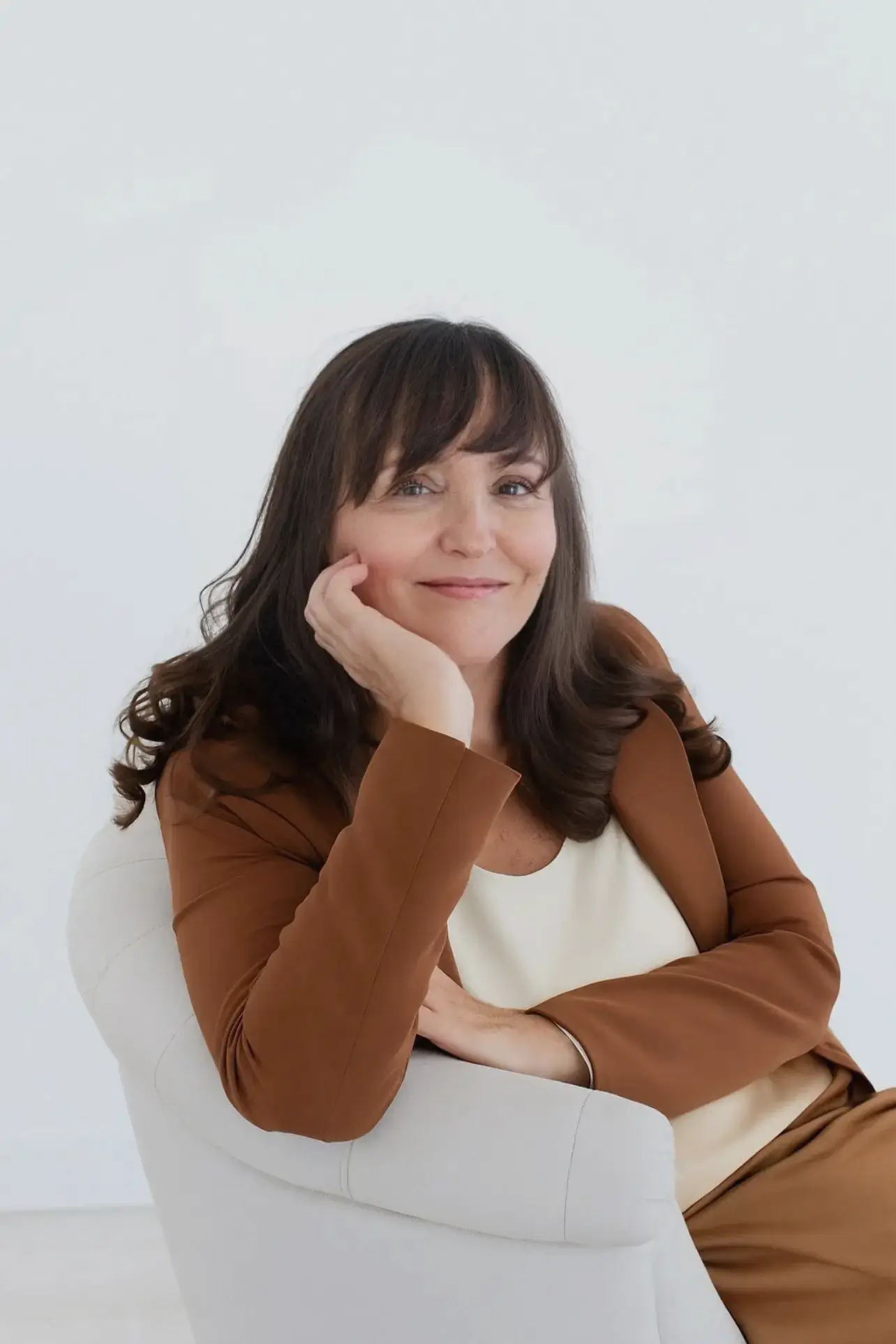 Ritratto di Daniela Marzani in primo piano, con espressione calma e accogliente