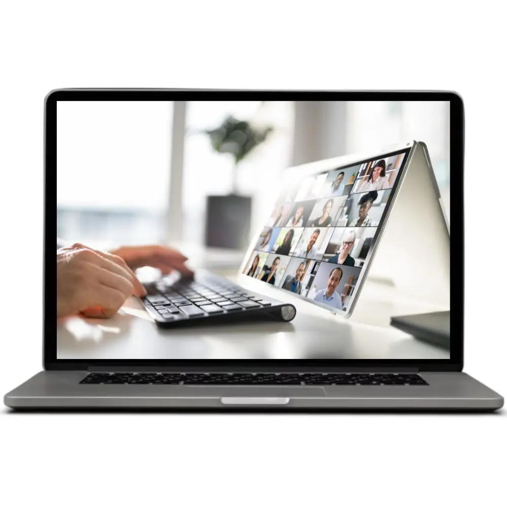 Donna che lavora al computer portatile durante una videoconferenza online con più partecipanti