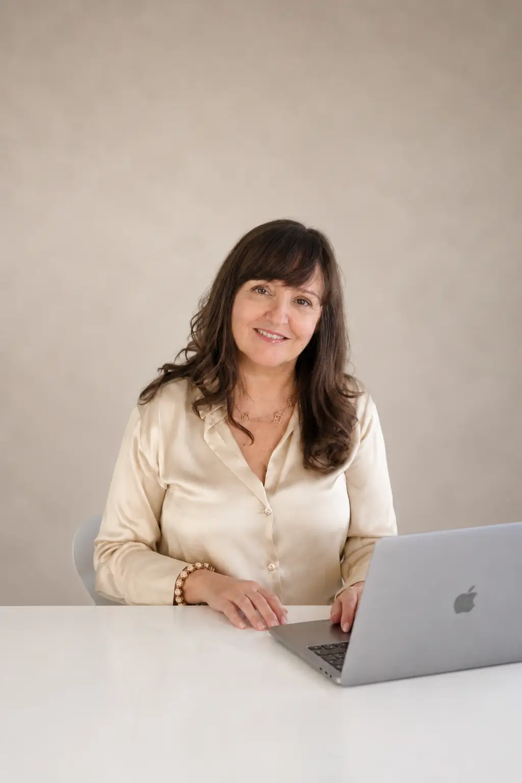 Daniela Marzani nel suo studio per sessioni di costellazioni familiari online e a Milano